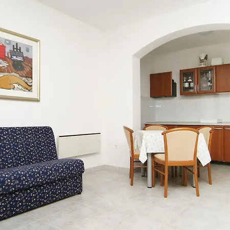 Apartments Pucisca * Pucisca