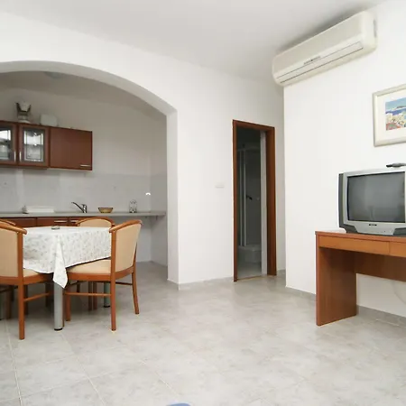 Apartments Pucisca *