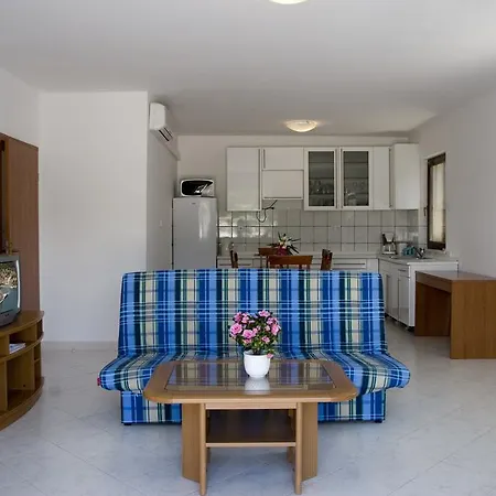 Apartments Pucisca شقة *