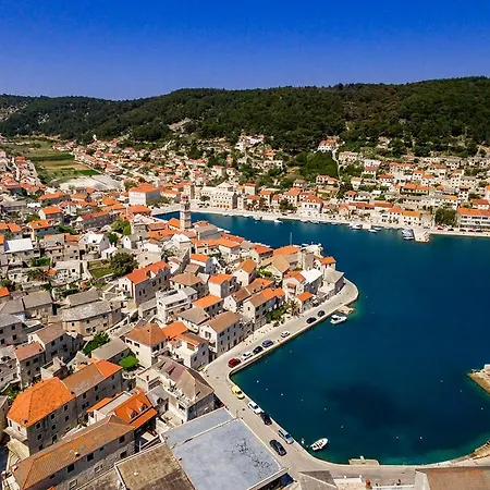 Apartments Pucisca بوتشيتشا