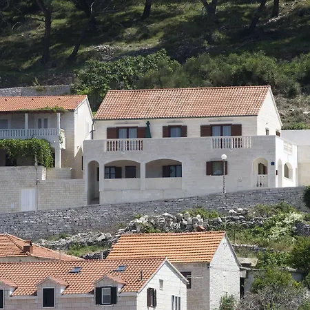 Apartments Pucisca بوتشيتشا