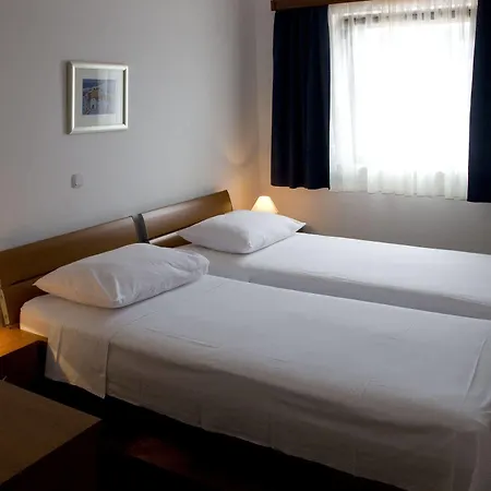 Apartments Pucisca شقة